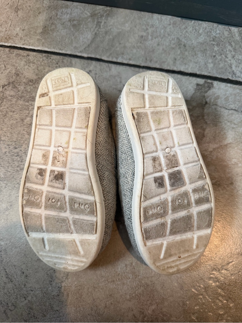 TOMS Kids Light Gray Knit Slip-On Slippers - Picture 7 of 9